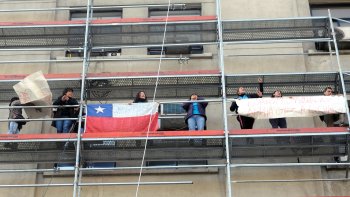 Deudores habitaciones se subieron a la fachada del MOP