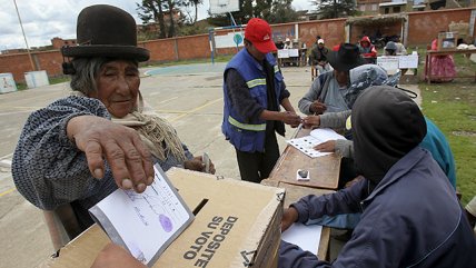   Lento conteo de votos marca jornada posterior a referéndum en Bolivia 