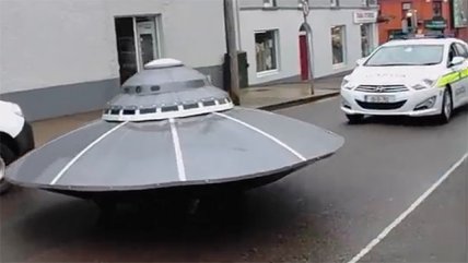   La surrealista persecución policial de un ovni en las calles de Irlanda 