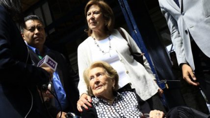   Viuda de Aylwin votó acompañada de su hija en Providencia 