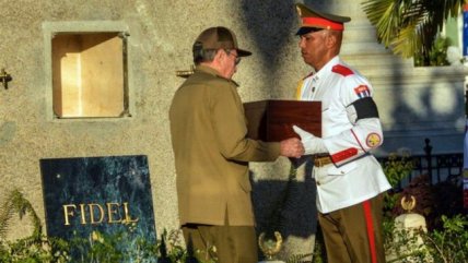   En una íntima ceremonia fueron enterradas las cenizas de Fidel Castro 