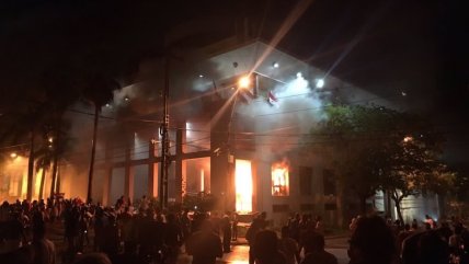 Manifestantes queman Congreso en Paraguay