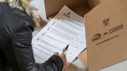   La consulta popular que marcará el futuro político del país se toma el día en Ecuador 