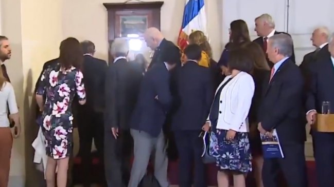  Caída desconcertó en vivo a Piñera  