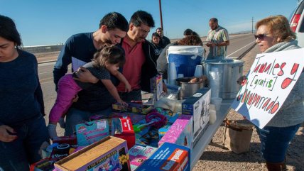   Organizaciones se vistieron de Viejito Pascuero para alegrar a los niños inmigrantes 