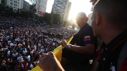   Multitudinaria manifestación de venezolanos en Santiago por juramento de Guaidó 