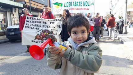  Profesores marcharon de rojo en Talca  