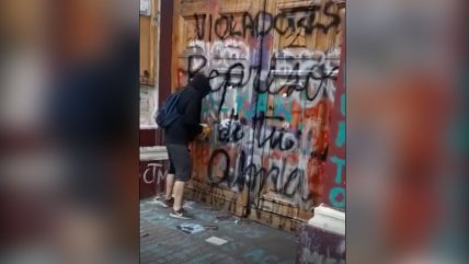  Captan a encapuchado rociando líquido en puertas de Iglesia de la Veracruz  