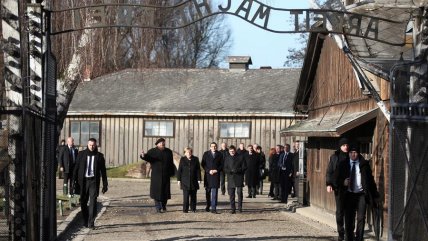 Merkel visitó por primera vez el campo de concentración de Auschwitz Merkel visitó por primera vez el campo de concentración de Auschwitz