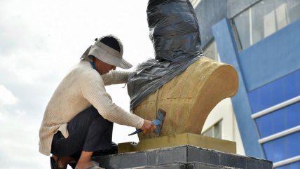  Busto de Evo Morales fue retirado a martillazos en Bolivia  