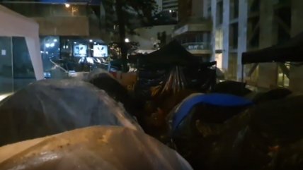   Entre carpas y cobijas migrantes colombianos soportan la lluvia frente a su consulado en Santiago 