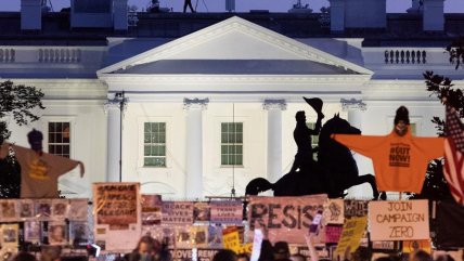 Cientos de personas se reúnen frente a la Casa Blanca para manifestarse contra Trump Cientos de personas se reúnen frente a la Casa Blanca para manifestarse contra Trump