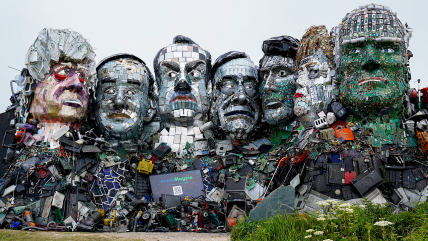   Crean enorme escultura de basura electrónica para alertar a líderes del G7 