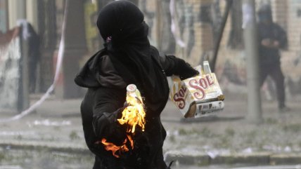   Encapuchados aprovecharon romería para causar destrozos, saquear y enfrentarse a Carabineros 