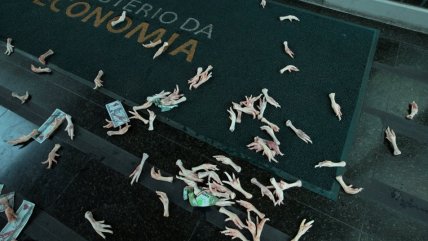  Manifestantes lanzaron patas de pollo a ministro brasileño involucrado en los 