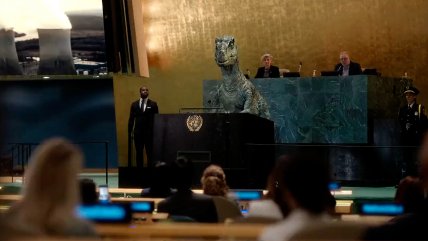   Un dinosaurio irrumpió en la ONU para exigir a los humanos que no se extingan 