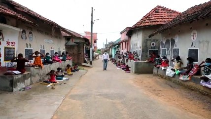   En un pueblo indio, la pandemia convirtió a la calle en sala de clases 