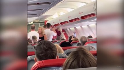  Anciana es expulsada de avión tras golpear a tripulante  
