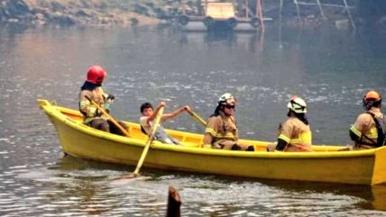  El niño que trasladó a Bomberos en barcaza hasta su casa amenazada por los incendios forestales  