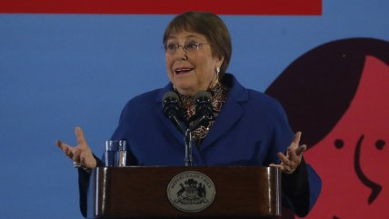  Bachelet arengó a vecinos por pensiones: 