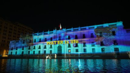  FAO iluminó La Moneda para promover el uso responsable del agua  