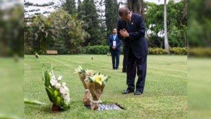 Primer ministro japonés visitó la tumba de Fujimori Primer ministro japonés visitó la tumba de Fujimori