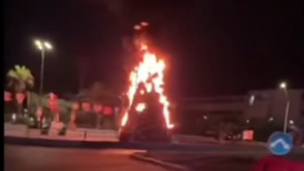   Árbol de Navidad instalado en plaza de Tocopilla fue destruido por el fuego 