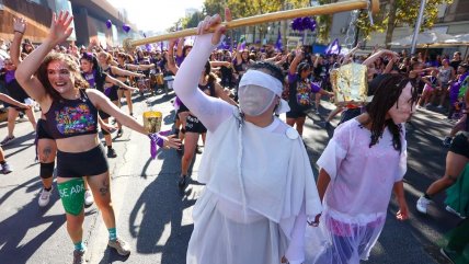   Santiago: Mujeres se toman la Alameda en conmemoración del 8M 