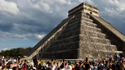   Alemán subió sin permiso a Chichen Itzá: Lo golpearon y exigieron su sacrificio 