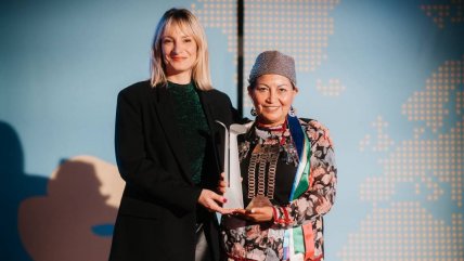   Elisa Loncon recibió premio a la diversidad cultural en Bruselas 