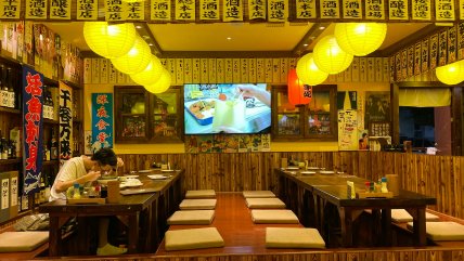   Cadena japonesa cerró sus locales tras hallar una rata y una cucaracha en su comida 