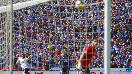   El golazo de Esteban Paredes a Johnny Herrera en el Superclásico 