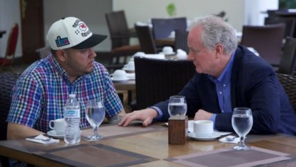  Senador estadounidense visitó a hombre deportado por error a megacárcel salvadoreña  