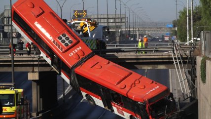   Bus RED chocó y cayó a la Autopista Central: 11 personas lesionadas 