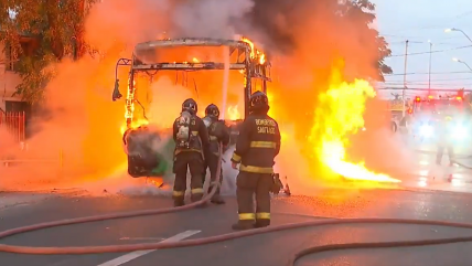  Incendio consumió por completo un bus en Estación Central  