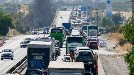   Volcamiento de camión en Ruta 5 Sur generó gran congestión 