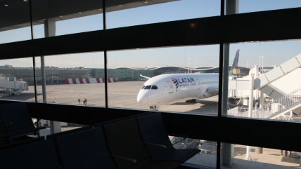   Detienen a extranjero tras dar falso aviso de bomba en aeropuerto de Santiago 