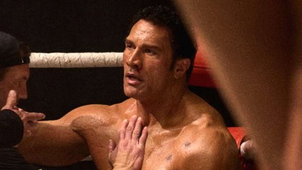   Dwayne Johnson luce irreconocible en biopic sobre leyenda de la UFC 
