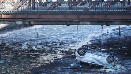  Auto cayó al río Mapocho tras choque en Santiago  