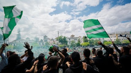   [VIDEOS] Plantel de Real Betis fue ovacionado por una multitud en Sevilla 