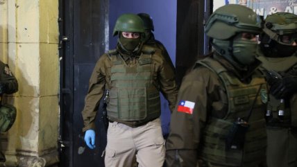   Carabineros allana edificio en Santiago en busca de implicados en doble homicidio de La Vega 
