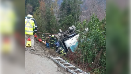  Bus con más de 40 pasajeros volcó en Panguipulli  