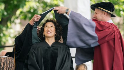   Sandra Oh recibe doctorado honorífico y revive a Cristina Yang 
