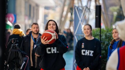   Seleccionadas jugaron baloncesto con la gente en el centro de Santiago en la previa de la AmeriCup 