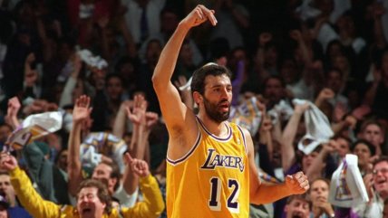   Vlade Divac, exestrella de los Lakers, sufrió un accidente y recibió una cadera artificial 