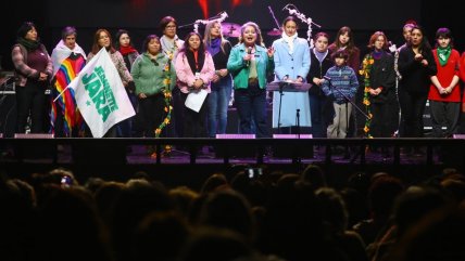   Jara reunió a más de 1.500 mujeres en el Teatro Cariola para discutir propuestas de género 