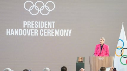   Zimbabuense Kirsty Coventry tomó el testigo de Thomas Bach al frente del COI 