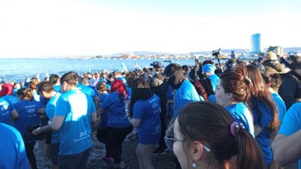   Miles de personas se lanzaron al Estrecho de Magallanes en el tradicional 