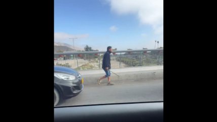   Chofer increpó a otro conductor y… se quedó afuera de su auto 