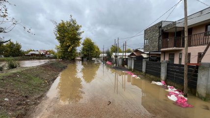   Concepción: Vecinos impiden el ingreso de agua a sus casas tras desborde del Río Andalién 